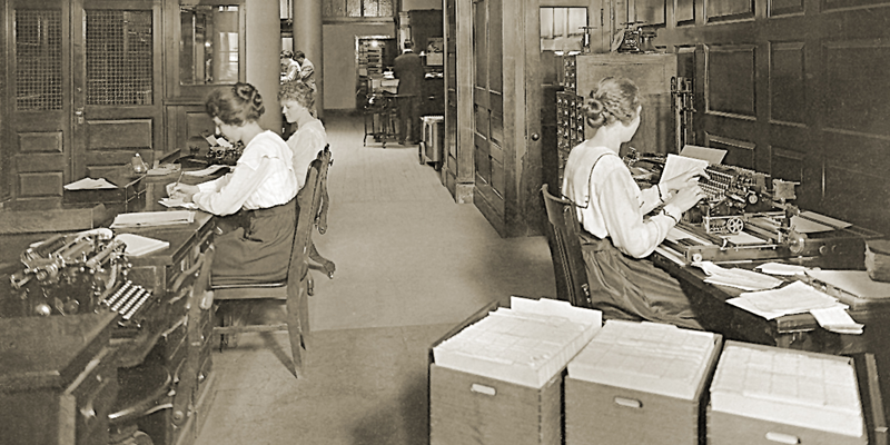 Mecanógrafos en una oficina antigua